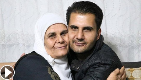 لقاء مؤثر بين أم وابنها بعد 33 عاما من الفراق بعدما تخلى عنه والده! فيديو