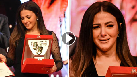 فيديو: دنيا سمير غانم تنهار باكية أثناء تسلم تكريم والديها