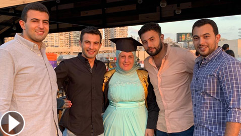 4 شبان مصريين يحتفلون بتزويج والدتهم وتخرجها من الجامعة