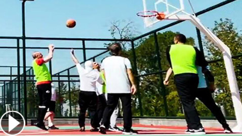 فيديو: الرئيس التركي أردوغان يلعب بمباراة كرة سلة مع وزرائه