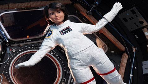 بالصور: الدمية باربي رائدة فضاء في رحلة جوية حيث تنعدم الجاذبية