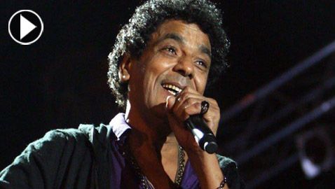 فيديو: محمد منير يحتفل بميلاده ال67. ما سر تعلق الناس به 45 عاما؟ 
