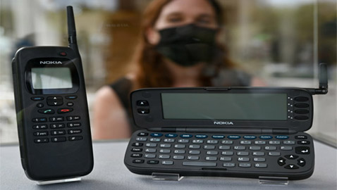 وزنه 400غ، وسعره 800 دولار.. تعرفوا إلى أول هاتف ذكي في العالم!