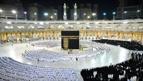 ول مرة منذ عام ونصف، المسلمون يصلون في الحرم المكي دون تباعد اجتماعي