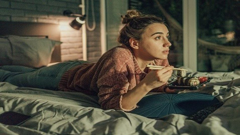 وظيفة تدفع لك آلاف الدولارات لتشاهد نيتفليكس على مراتب فاخرة