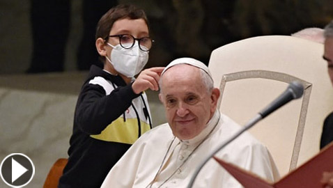 فيديو طريف.. فتى يقترب من البابا فرنسيس ويحاول أخذ قلنسوته