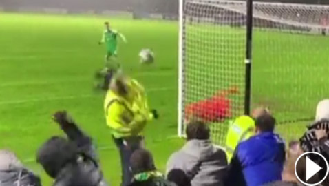 لاعب إنجليزي يهدر ركلة جزاء بطريقة غريبة.. سدد الكرة برأس رجل الأمن!