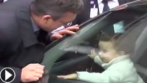 طفل يعلق داخل سيارة مقفولة.. وذكاؤه ينقذه! فيديو