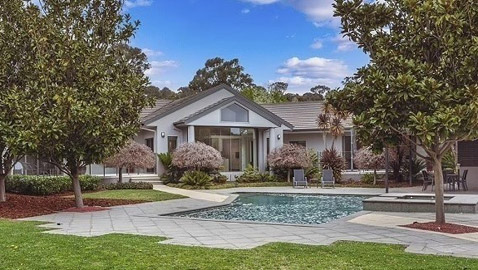 يصمم منزلاً فاخراً من غرفته في المستشفى بعدما أصيب بالشلل