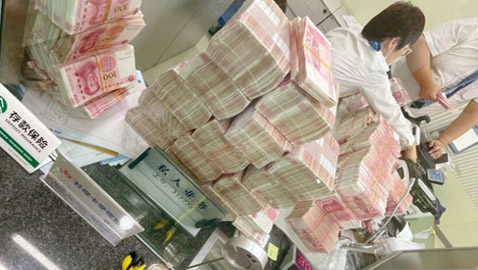 مليونير صيني يعاقب العاملين في أحد البنوك بأغرب طريقة تتخيلها!