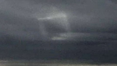 مربع مجهول وغامض على شكل نافذة غريبة في سماء ولاية أمريكية!