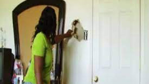 تأكل الجدران والطباشير: تعرف على أغرب حالة إدمان حول العالم