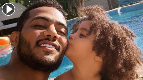 فيديو: ابنة محمد رمضان تغني وترقص معه على المسرح وتهتف: نحن من أفريقيا