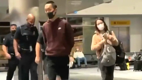 اعتداء بالضرب على مضيفة طيران تسبب في تغيير مسار طائرة (فيديو)
