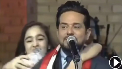 فيديو: فتاة تقتحم المسرح في حفل حاتم العراقي.. وهذه ردة فعله