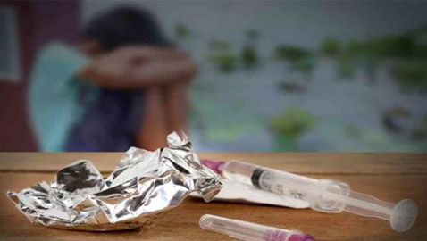 أب بريطاني يلجأ لحيلة شيطانية لإجبار أطفاله على النوم.. حقنهم بالهيروين!
