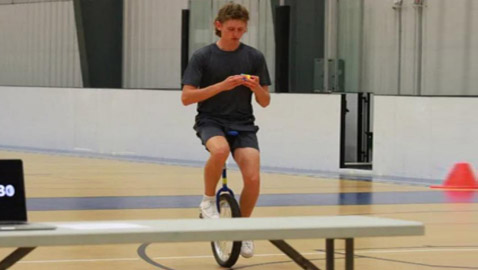 شاب يحطم الرقم القياسي بحل مكعب الروبيك على دراجة أحادية العجلات