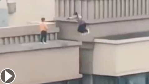 لن تستطيع إكماله.. فيديو مخيف لطفلين يقفزان بين مبنيين شاهقين!
