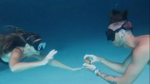 شاب يطلب يد حبيبته تحت الماء