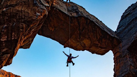 هل تجرؤ على ركوب هذه الأرجوحة الطبيعية في سلطنة عُمان؟