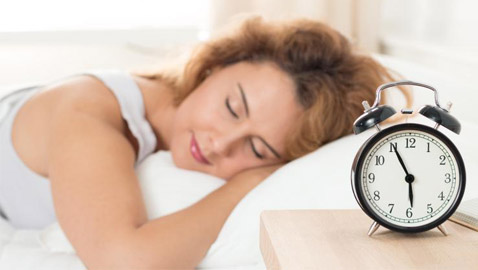 لا قبلها ولا بعدها.. ساعة واحدة مناسبة للنوم ليلا