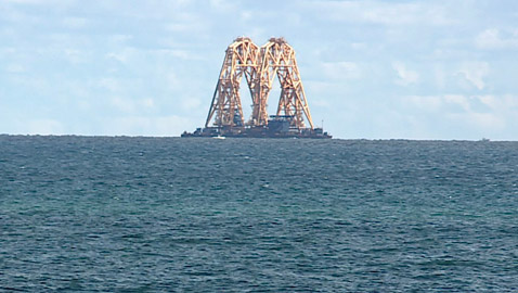 بالصور.. هيكل عملاق غامض يطفو فوق البحر يثير التكهنات