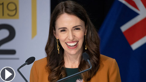 فيديو طريف: ابنة رئيسة وزراء نيوزيلندا تفاجئها بالنهوض من السرير خلال بث مباشر!