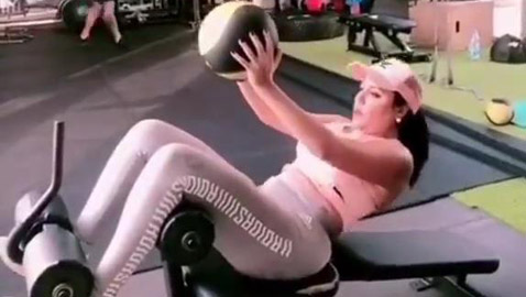 رانيا يوسف تبرز رشاقتها من الجيم.. فيديو