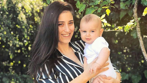 هازال كايا تؤمن بالعين والحسد ولهذا تغسل ابنها بالخل وتحرق عشبة الميرمية!