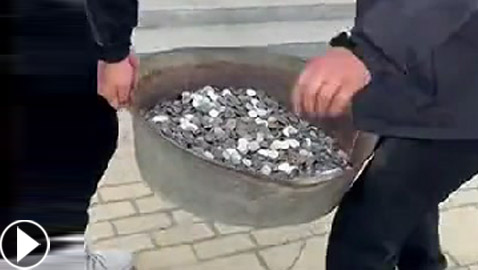 صيني يهدي صديقه إناء به 9999 عملة معدنية في يوم زواجه! فيديو