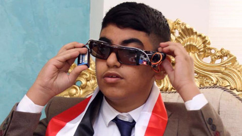طفل عراقي موهوب يخترع نظارة ذكية تعمل على تنبيه سائقي المركبات