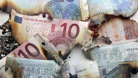 خوفا من كورونا.. امرأة تحرق 2900 يورو لتعقيمها وتتوسل البنك لاستبدالها