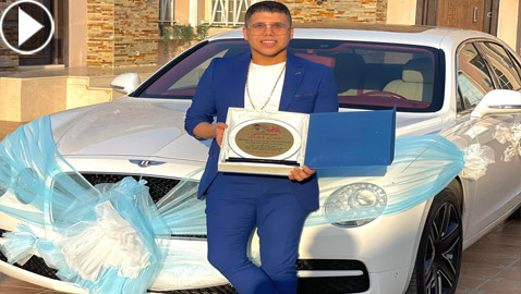 عائلة سعودية تكرم عمر كمال وتهديه سيارة بنتلي ثمنها 10 ملايين جنيه! فيديو
