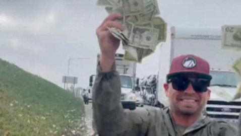 أوراق النقود على الطريق السريع في كاليفورنيا