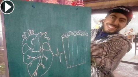 قصة الوفاء.. فيديو لمغربي ينقذ صديقه بـ