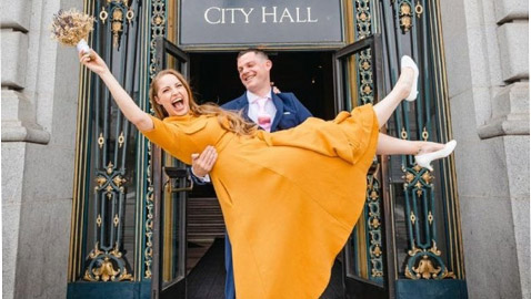 فتيات لم يختارن الفستان الأبيض في حفل زفافهن.. ملابسهن ستدهشك