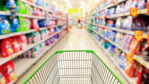 تستأجر سوبر ماركت خوفاً من الجراثيم أثناء التسوق