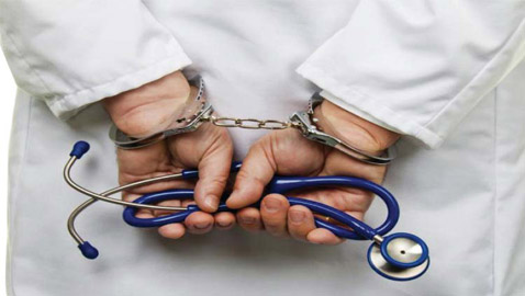 رجل يخدع 3 دول بينها عربية! مارس الطب بشهادة مزورة طيلة 10 سنوات!