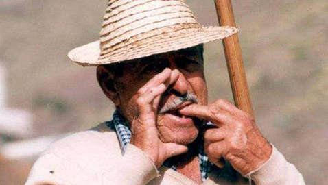 لا غوميرا.. جزيرة يتواصل سكانها مع بعضهم بأغرب الطرق