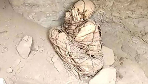 العثور على مومياء مرعبة عمرها مئات السنين في بيرو