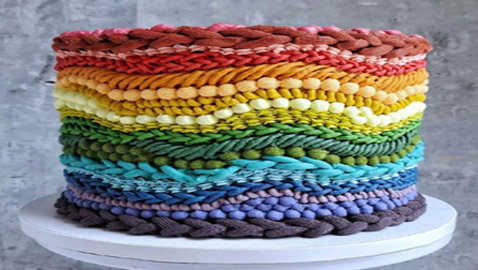 شاب يحول الكيك لقطعة من التريكو.. لا يمكنك رفع أعينك من عليها