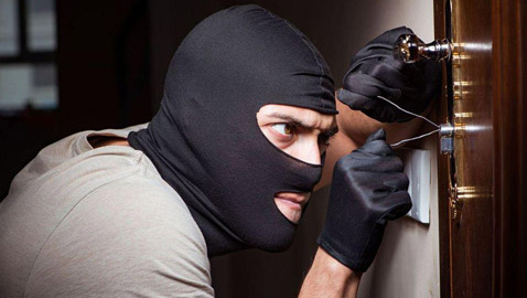 أغبى لصوص بالعالم.. إليكم طرق غريبة ومضحكة كشفت عمليات سرقة!