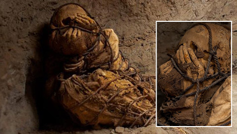 بالصور.. مومياء غريبة مكبلة اليدين بالحبال في مقبرة تحت الأرض!