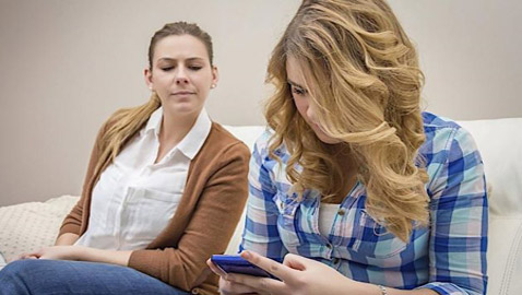 تعرفوا إلى الأبراج التي تعاني من حشرية زائدة تجعلها تتدخل بشؤون غيرها