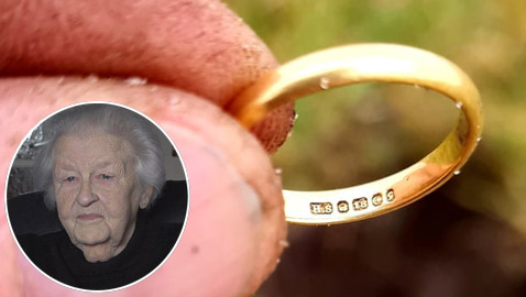 سيدة بريطانية تستعيد خاتم زواجها بعدما ضاع قبل 50 عاما.. صور