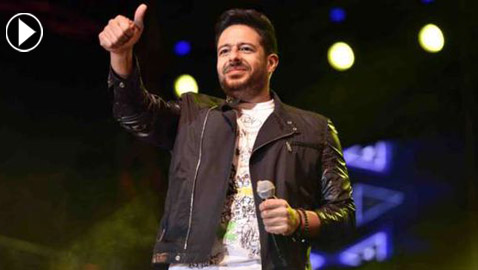 فيديو وصور محمد حماقي وموقف محرج: معجب يرمي هاتف على رأسه!