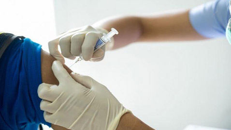 نيوزيلندي يتلقى 10 لقاحات ضد كورونا في يوم واحد