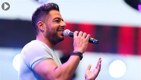 فيديو محمد حماقي يتسبب ببكاء طفلة صغيرة فيدعوها للغناء معه على المسرح