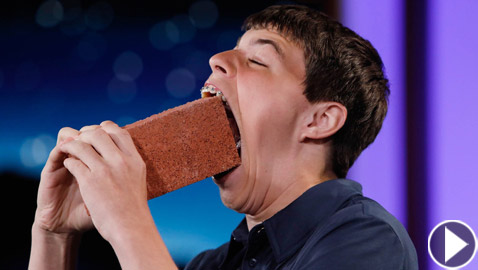 فيديو وصور: أمريكي يدخل موسوعة غينيس لامتلاكه أكبر فم في العالم