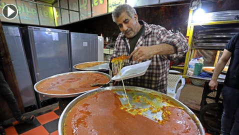فيديو وصور: ابو شادي (أبو الغلابة) يبيع حلويات في غزة بأرخص الاسعار ! خلي الفقير ياكل 